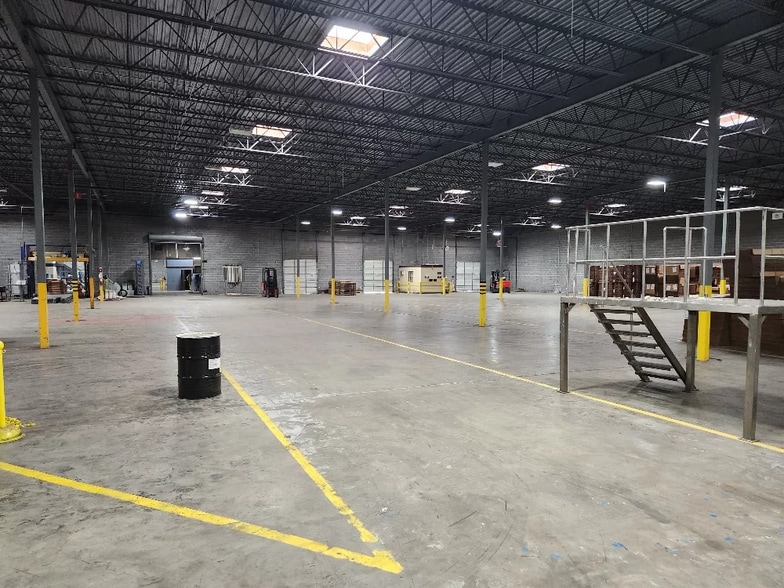 More Photos Of 10901 Carpet St, Charlotte Warehouse For Lease