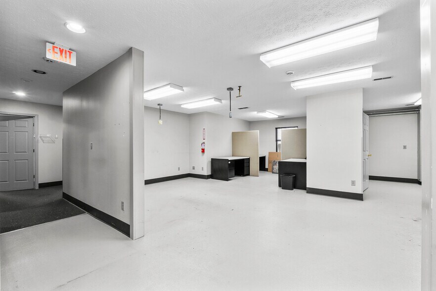 More Photos Of 7200 US-150, Greenville Office For Sale