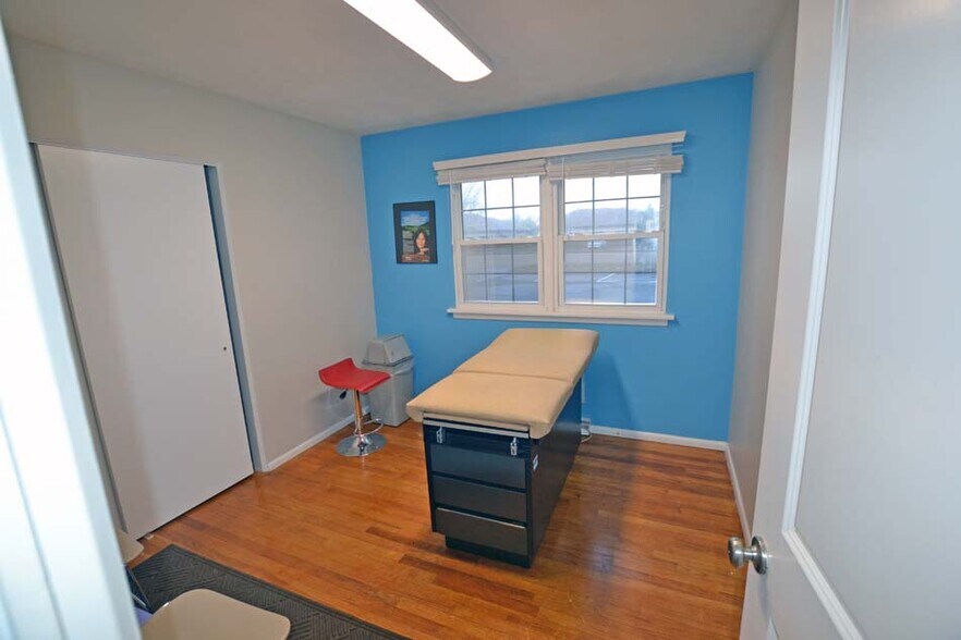 More Photos Of 3214 N Illinois St, Swansea Medical For Sale