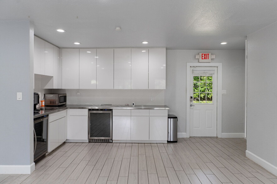 More Photos Of 17110 Gunn Hwy, Odessa Loft Creative Space For Sale