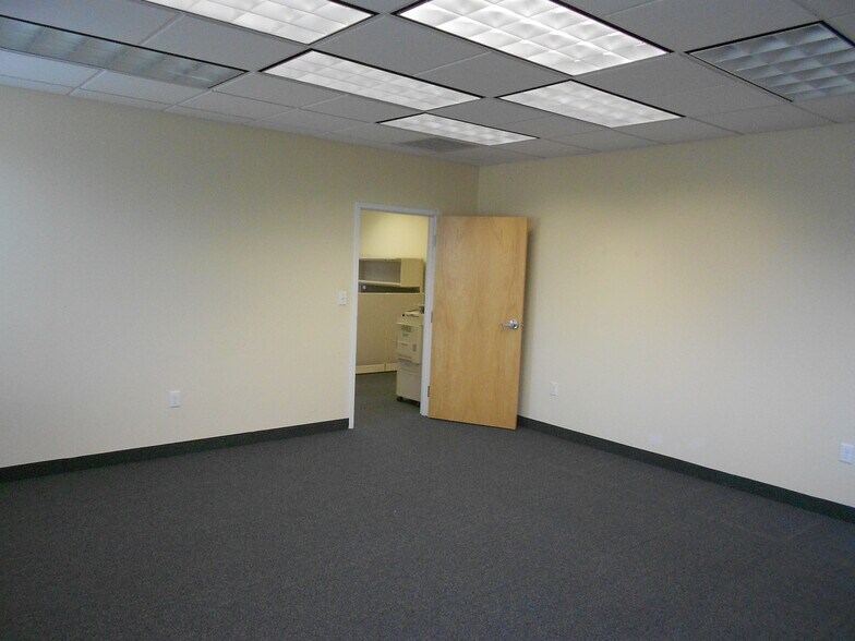 More Photos Of 31 Wichita Dr, Nicholasville Office For Sale