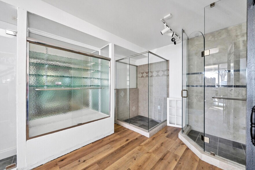 More Photos Of 639 Harbor Blvd, Destin Showroom For Lease