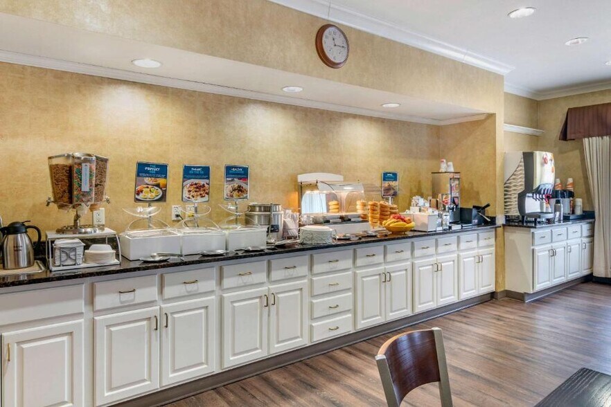 More Photos Of 1501 S Pacific Hwy, Medford Hotel For Sale