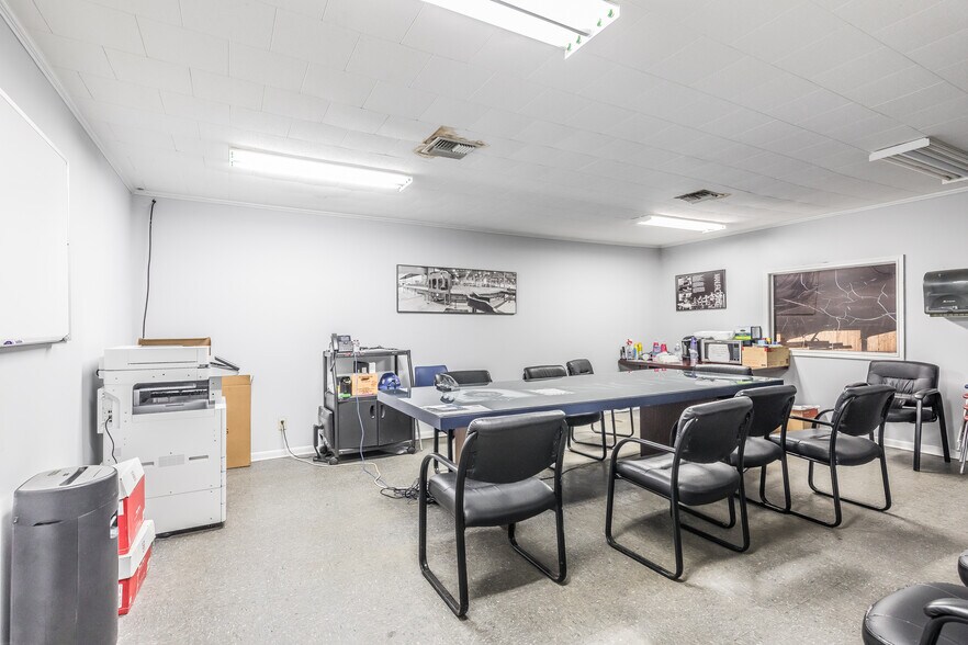 More Photos Of 700 E Texas Ave, Rayne Warehouse For Sale