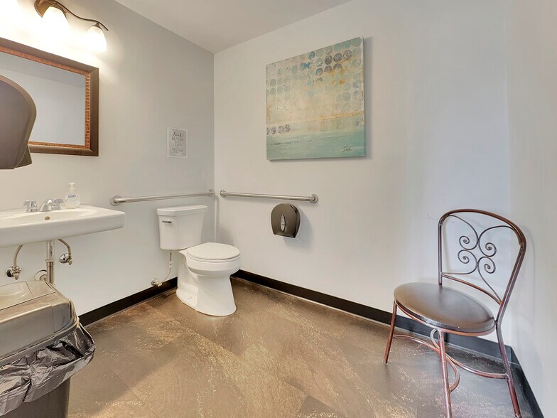 More Photos Of 808 4th St NE, Hampton Office For Sale