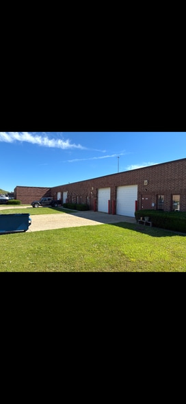 More Photos Of 460 Dominic Ct, Franklin Park Warehouse For Lease