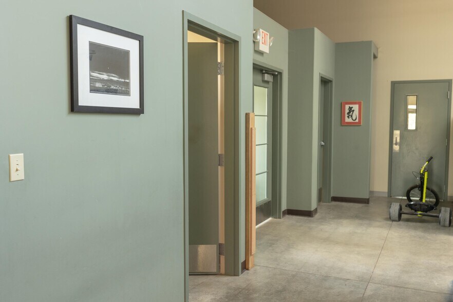 More Photos Of 202 Bendix Dr, Taos Distribution For Sale