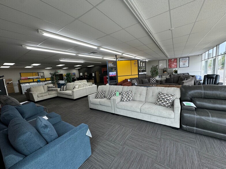 More Photos Of 1411 Franklin St, Michigan City Showroom For Sale