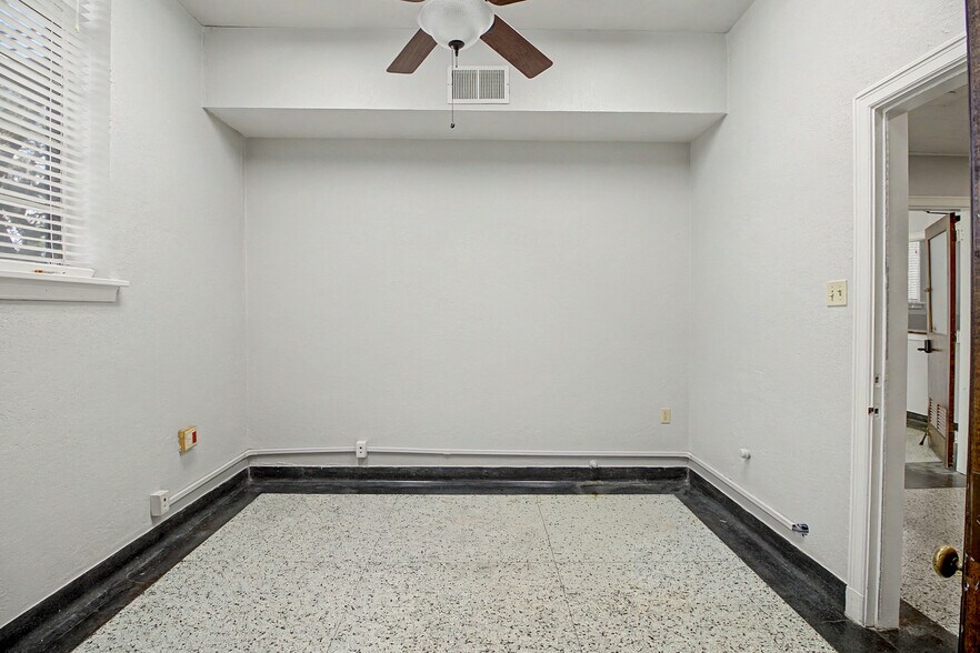 More Photos Of 903 S Texas Ave, College Station Office For Lease