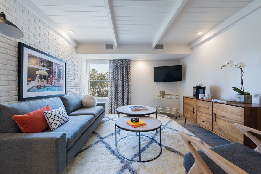 More Photos Of 111 S Via Las Palmas, Palm Springs Hotel For Sale