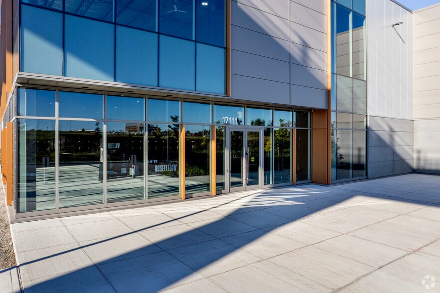 More Photos Of 17111 Rte Transcanadienne, Kirkland Light Distribution For Lease