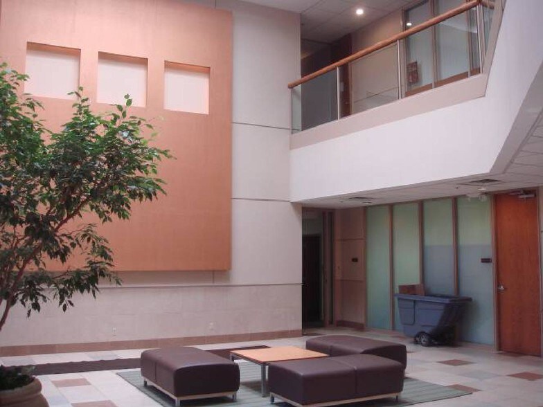 More Photos Of 11475-11477 Olde Cabin Rd, Creve Coeur Office For Lease