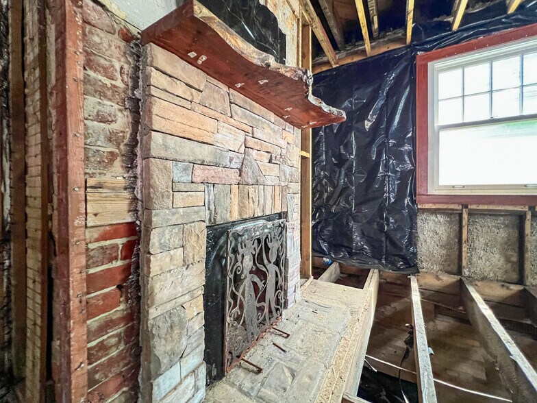 More Photos Of 1 Swan St, Asheville Freestanding For Sale