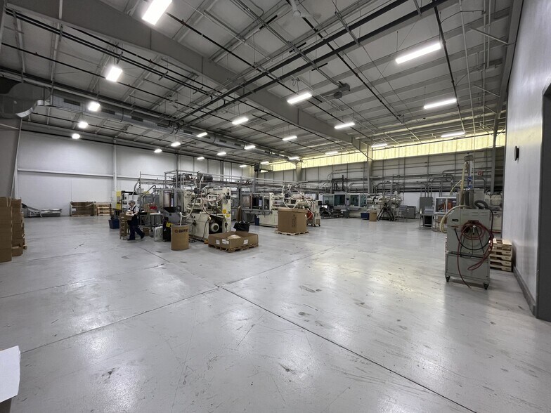 More Photos Of 85 E Bradrock Dr, Des Plaines Warehouse For Sale