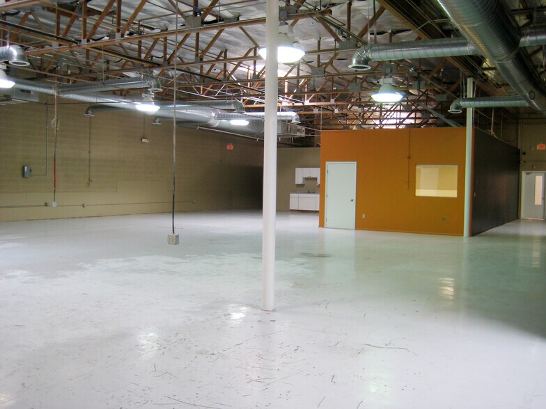 More Photos Of 21617 N 2nd Ave, Phoenix Warehouse For Lease