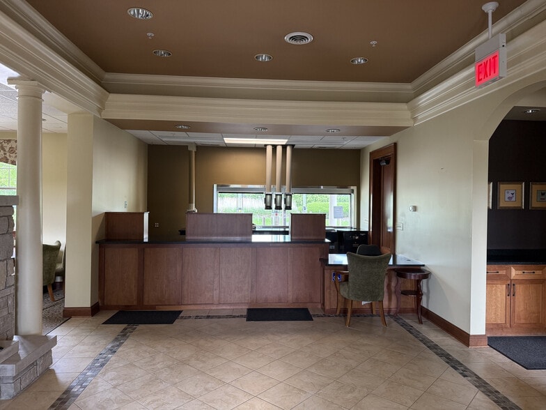 More Photos Of 10 Landover Pky, Hawthorn Woods Medical For Sale