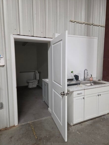 More Photos Of 3795 Evans Rd, Cumming Warehouse For Lease