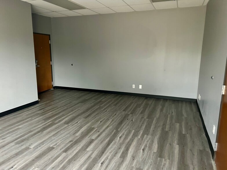 More Photos Of 817 Greenview Dr, Grand Prairie Showroom For Lease