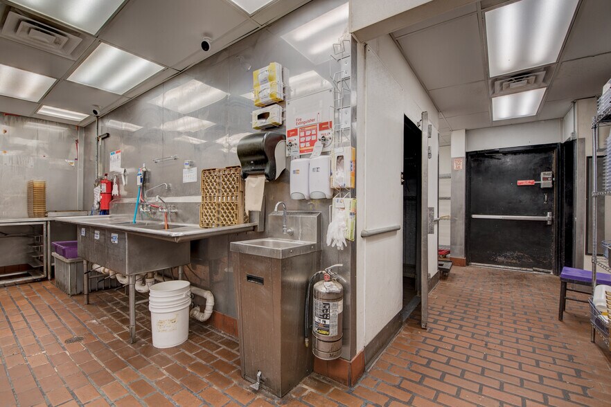More Photos Of 2209 Circle Dr W, Spirit Lake Fast Food For Lease