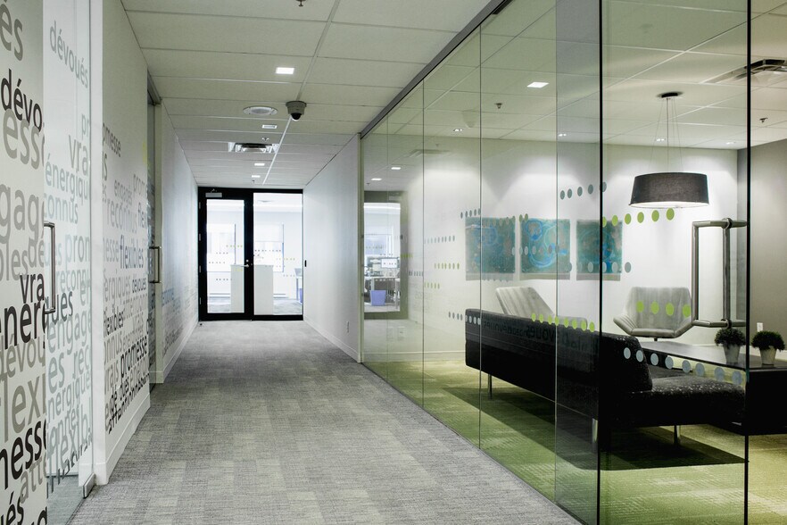 More Photos Of 555 Rue Chabanel O, Montréal Office For Sale