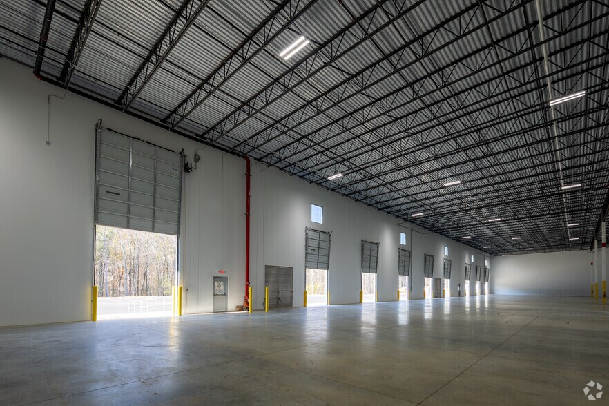 More Photos Of 4326 Avery Dr, Flowery Branch Distribution For Lease