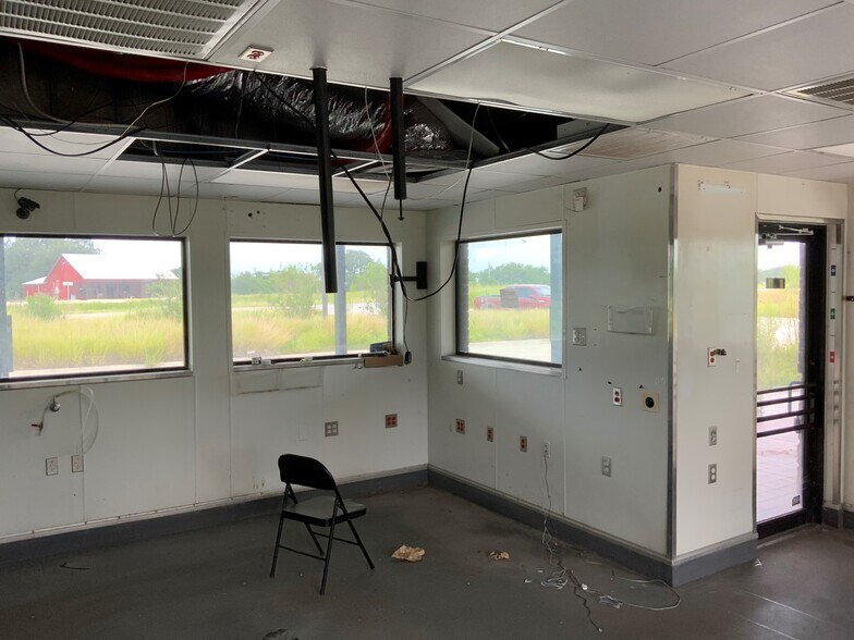 More Photos Of 6280 Highway 281, Three Rivers Fast Food For Sale