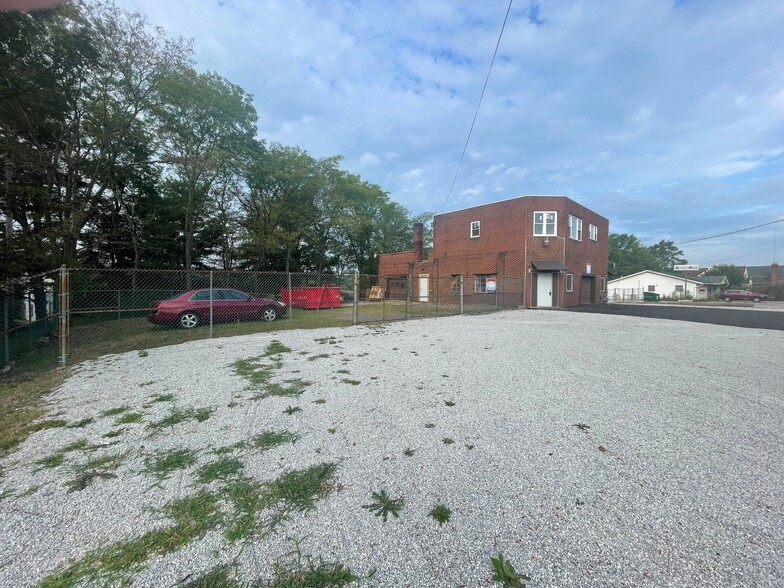 More Photos Of 2627 Waynesburg Dr SE, Canton Storefront Retail Residential For Sale