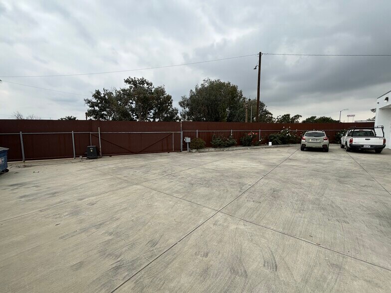 More Photos Of 4437 Telegraph Rd, Los Angeles Warehouse For Sale