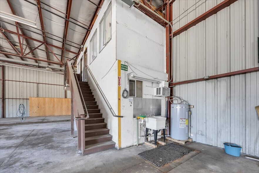 More Photos Of 20833 Mechanical Dr, Sonora Warehouse For Lease