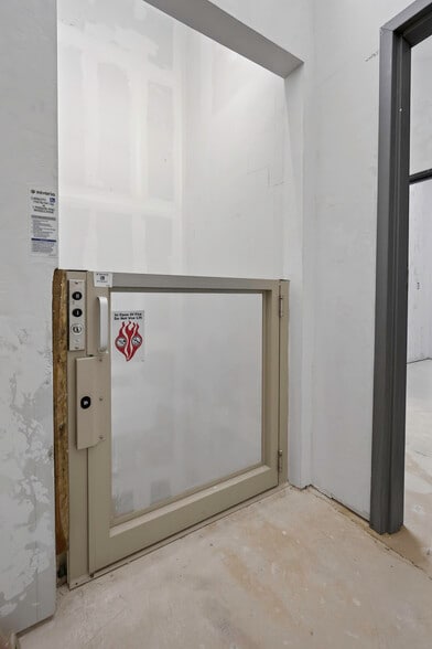 More Photos Of 4403-4411 SW 3rd St, Oklahoma City Showroom For Lease