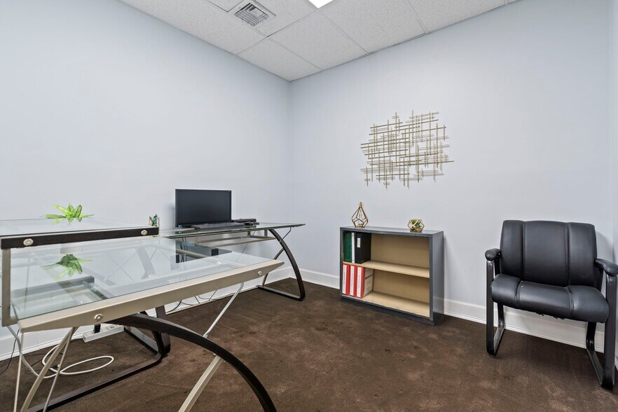 More Photos Of 1001 E 4th St, Richmond Showroom For Lease