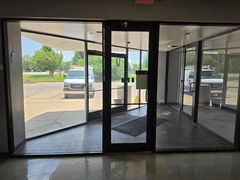 More Photos Of 2188 S Center Rd, Burton Freestanding For Sale
