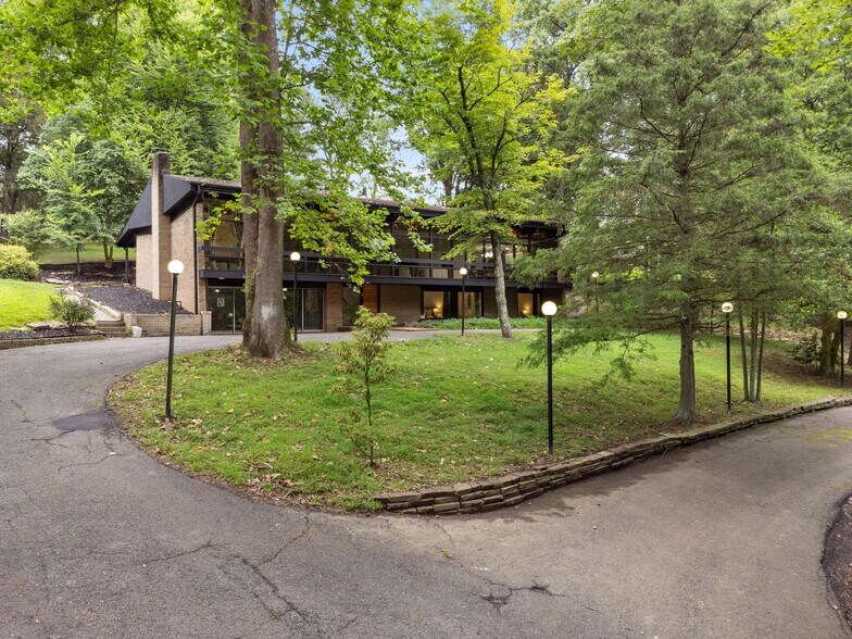 More Photos Of 176 Kingsview Dr, Weirton Showroom For Sale