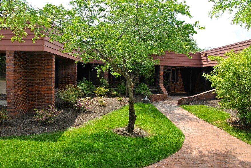 Primary Photo Of 411 Business Center Dr, Mount Prospect Office For Lease