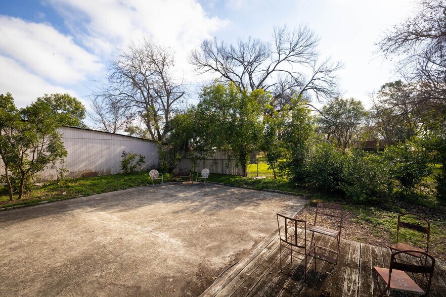 More Photos Of 633 S Castell Ave, New Braunfels Office Residential For Sale