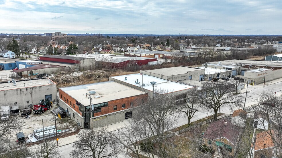More Photos Of 2101 W Purdue St, Milwaukee Light Manufacturing For Lease