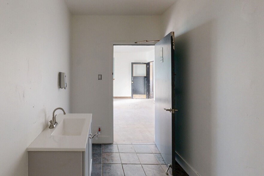 More Photos Of 1035 Murray St, Berkeley Showroom For Lease