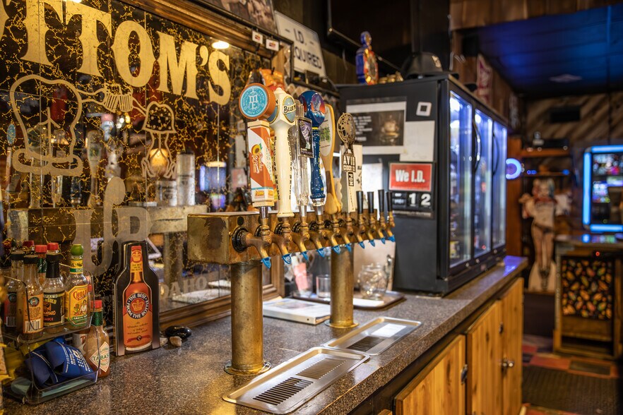 More Photos Of 309 Main, Juliaetta Bar For Sale