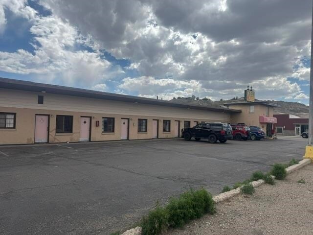 More Photos Of 75 Center St, Rock Springs Hotel For Sale