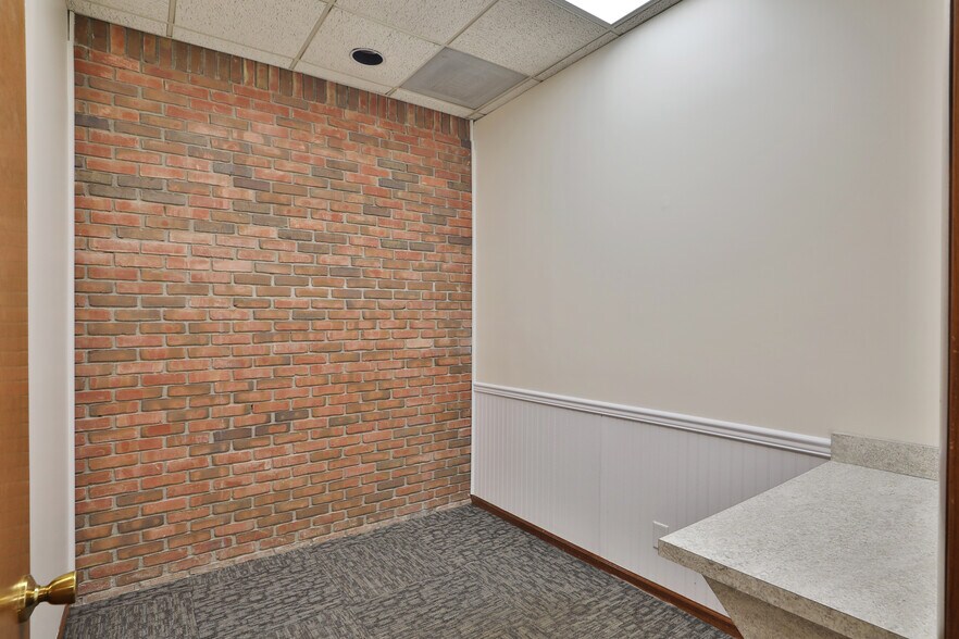 More Photos Of 1600 Sheridan Dr, Lancaster Medical For Sale
