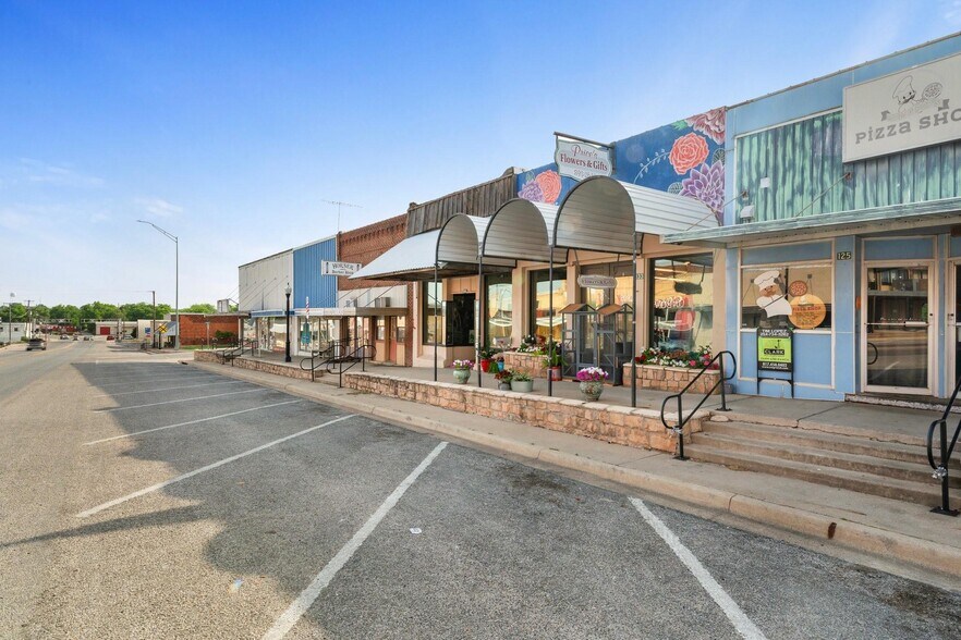 More Photos Of 133 N Texas St, De Leon Storefront For Sale