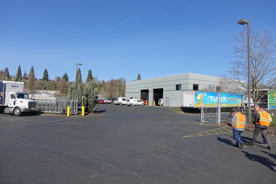 More Photos Of 6800 N Cutter Cir, Portland Distribution For Lease