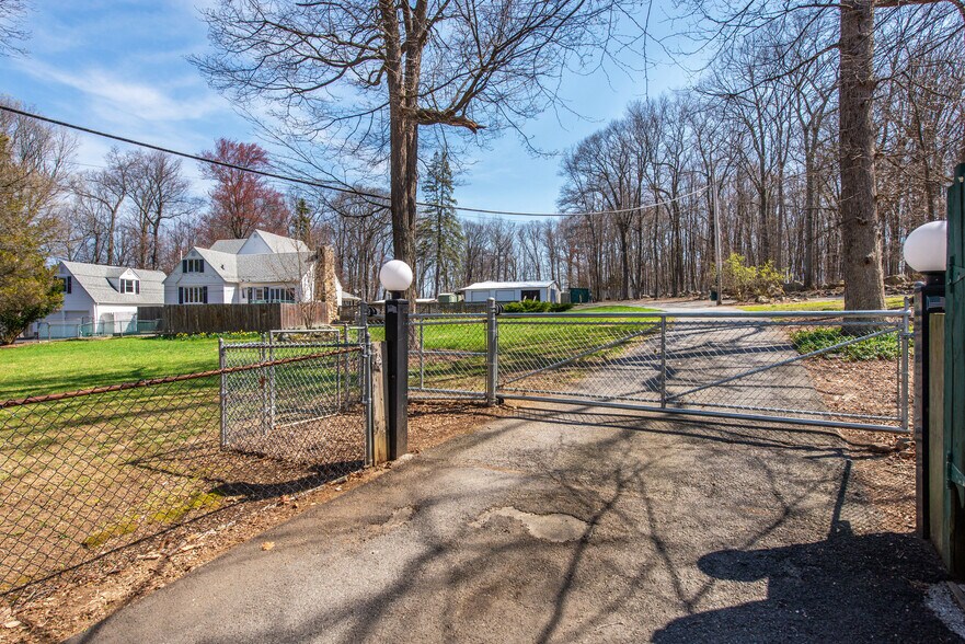 More Photos Of 8 Stonehedge Ln, Byram Township Veterinarian Kennel For Sale