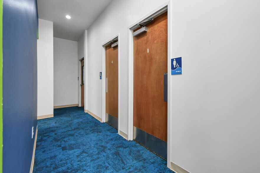 More Photos Of 10423 N Sam Houston Pky E, Humble Sports And Entertainment For Sale