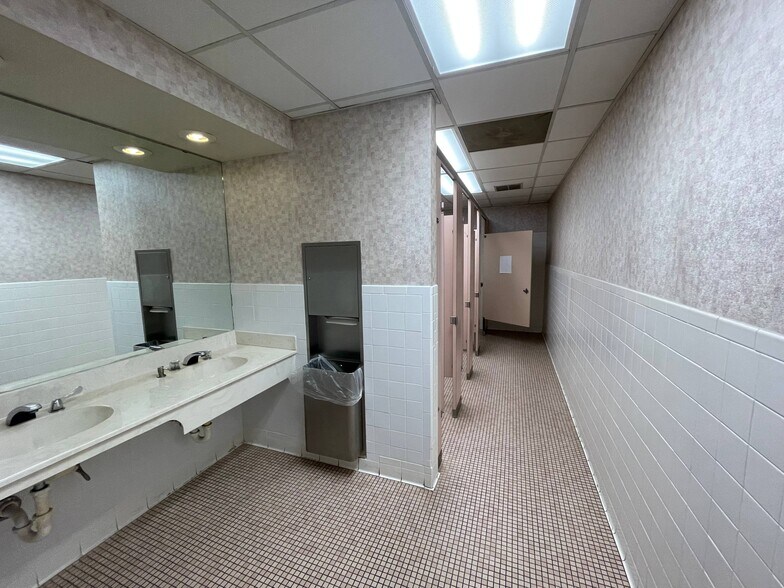 More Photos Of 1305 S Key Ave, Lampasas Office For Sale