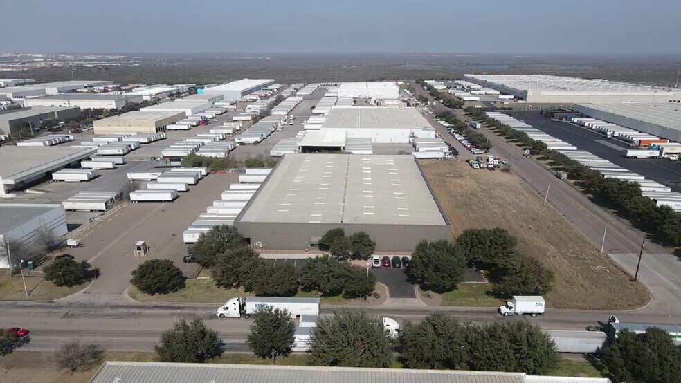 More Photos Of 8602 Killam Industrial Blvd, Laredo Industrial For Lease