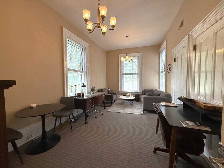 More Photos Of 106 Wellington Pl, Cincinnati Office Residential For Lease