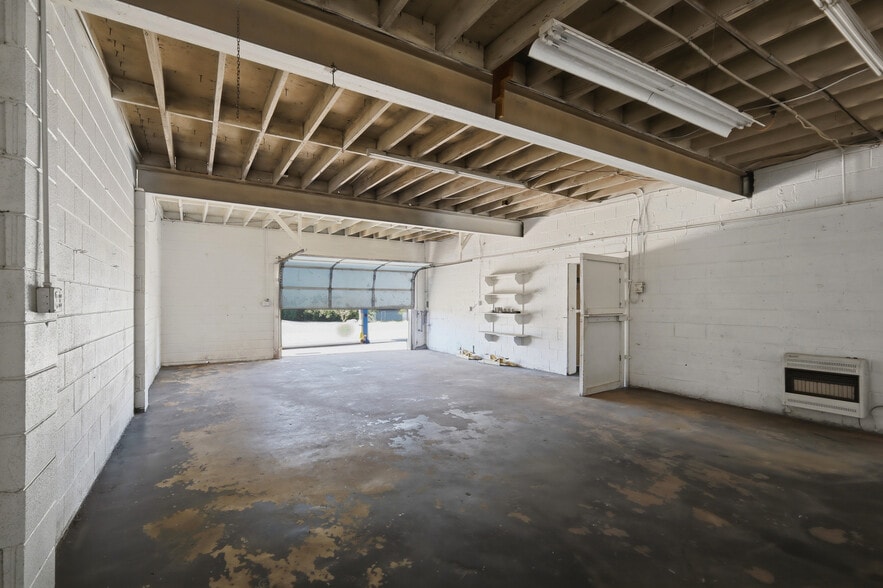 More Photos Of 679 E Main Ave, Taylorsville Flex For Sale
