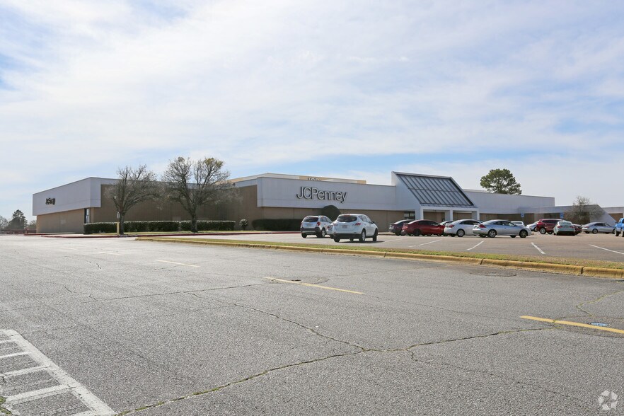 More Photos Of 2400 Richmond Rd, Texarkana Unknown For Lease
