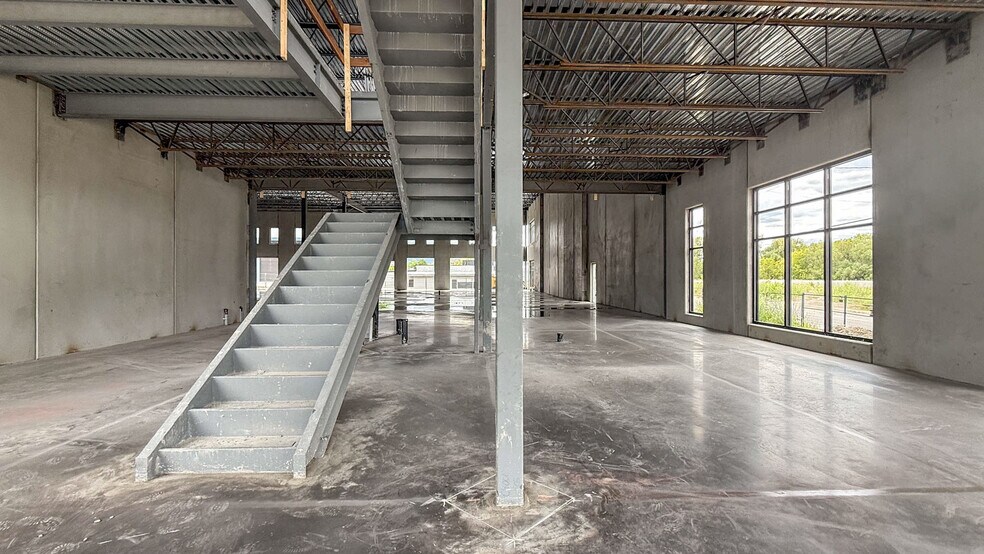 More Photos Of 4605 34 St, Vernon Distribution For Lease